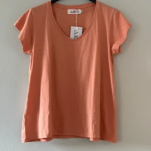AMSU, V-ringad T-shirt - Korall/Beige/Svart/Vit/Plommon