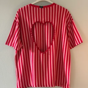 Randig T-shirt med ett hjärta på ryggen - Röd