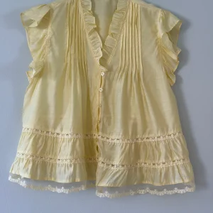 Blus ”Ingrid” med volangärm - Gul