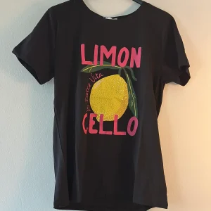 T-shirt ”Limon” med bling - Svart