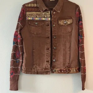 Jeansjacka ”Boho” med broderi och tröjärm - Camel