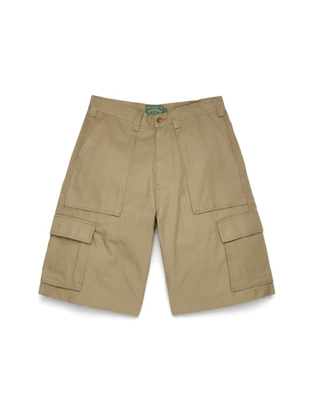 Säsongens cargoshorts i beige
